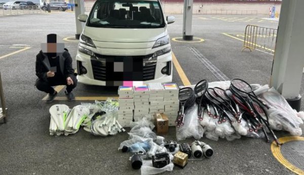 桥宜速配 海关查获一起利用跨境客车走私案 涉平板电脑、相机等物品